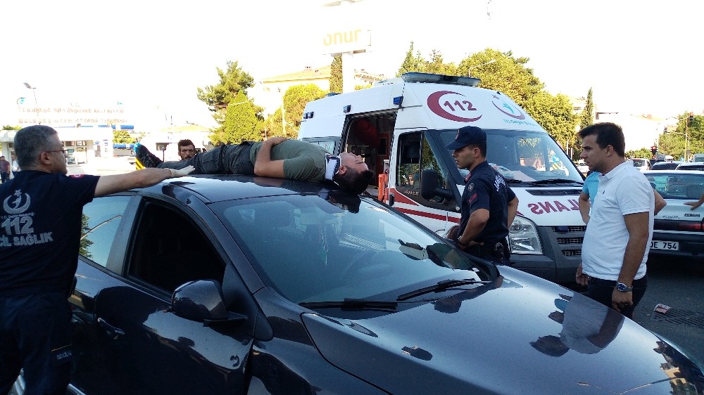 Motosikletli çarpıştığı otomobilin üzerine düştü 