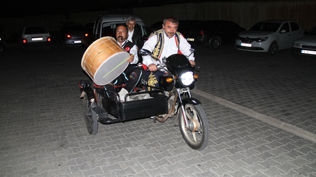 Motosikletli davulcular vatandaşları sahura kaldırdı