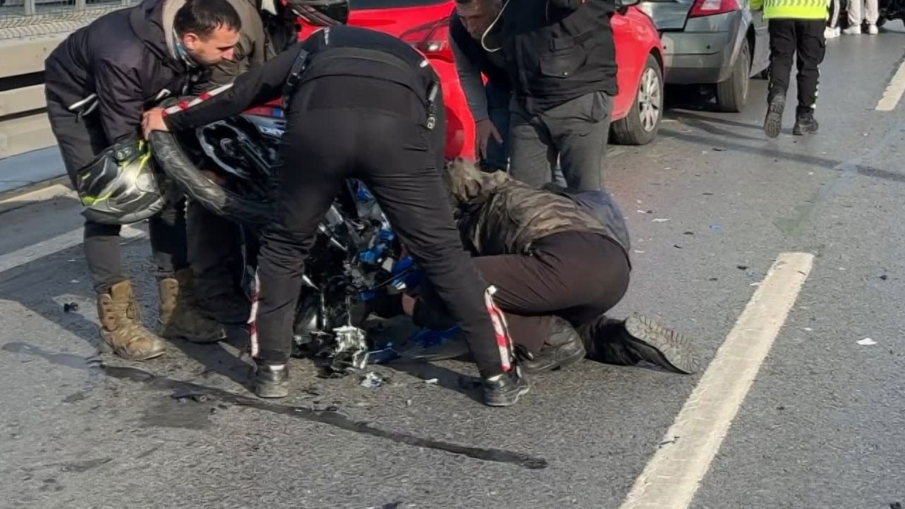 Motosikletli genç babasının otomobiline çarptı!