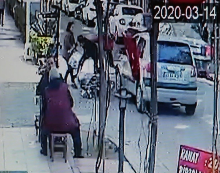 Motosikletli gençler ölümden kıl payı kurtuldu 