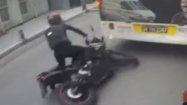 Motosikletli kadın sürücü ölümden kıl payı kurtuldu