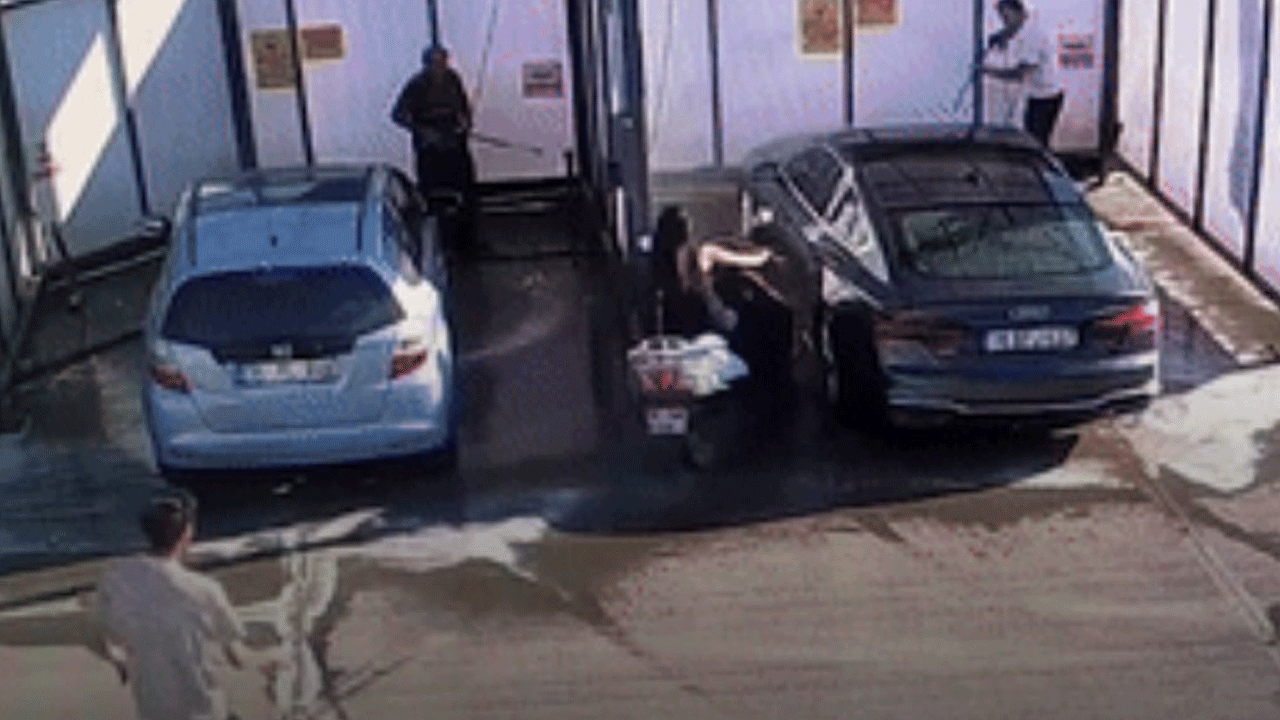 Motosikletli kadın yıkanan araca çarptı! O anlar kamerada!