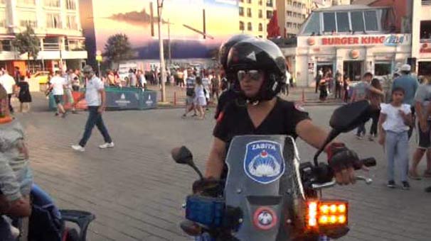 Motosikletli kadın zabıtalara Taksim’de yoğun ilgi