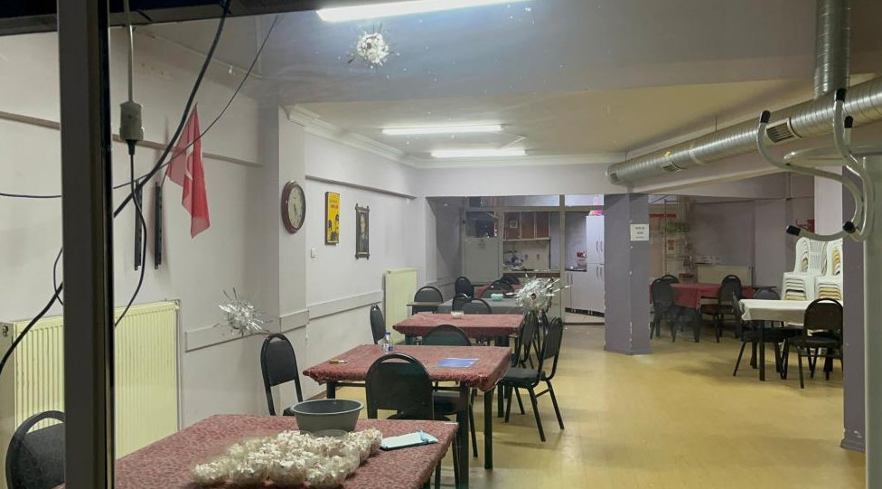 Motosikletli Kahvehaneyi kurşunlayıp kaçtı