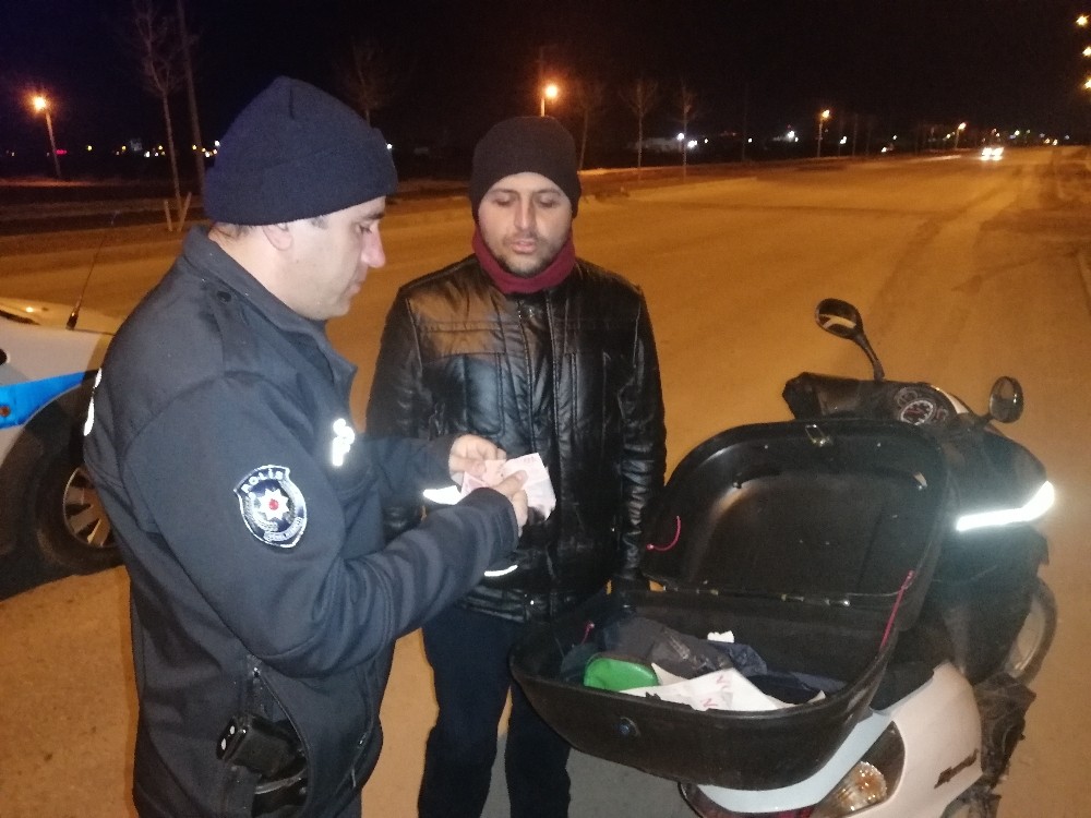 Motosikletli kurye yolda bulduğu içi para dolu cüzdanı polise teslim etti 