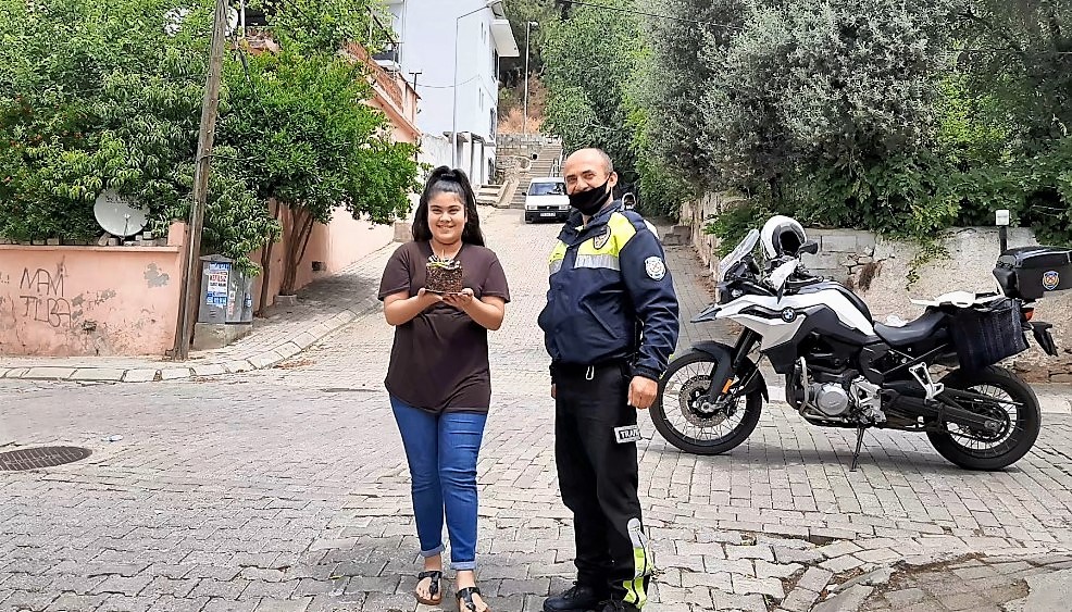 Motosikletli polisten İlayda’ya pastalı doğum günü sürprizi 