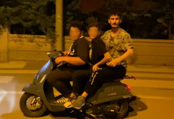 Motosiklette 2’si çocuk 3 kişinin tehlikeli yolculuğu kamerada