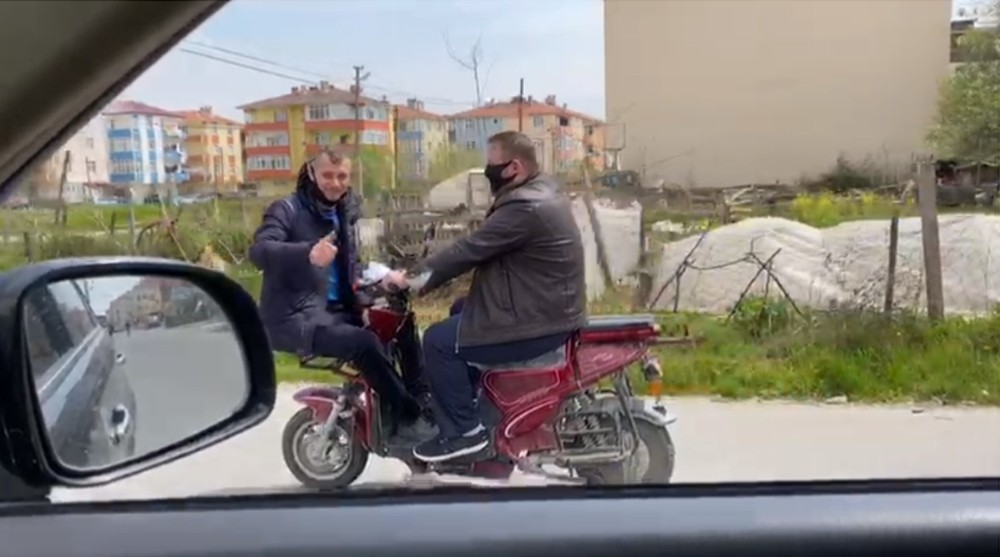 Motosiklette böyle seyahat ettiler: 