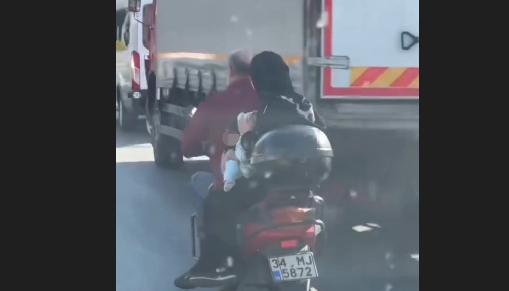 Motosiklette kasksız 4 kişi seyahat ettiler! O anlar kamerada