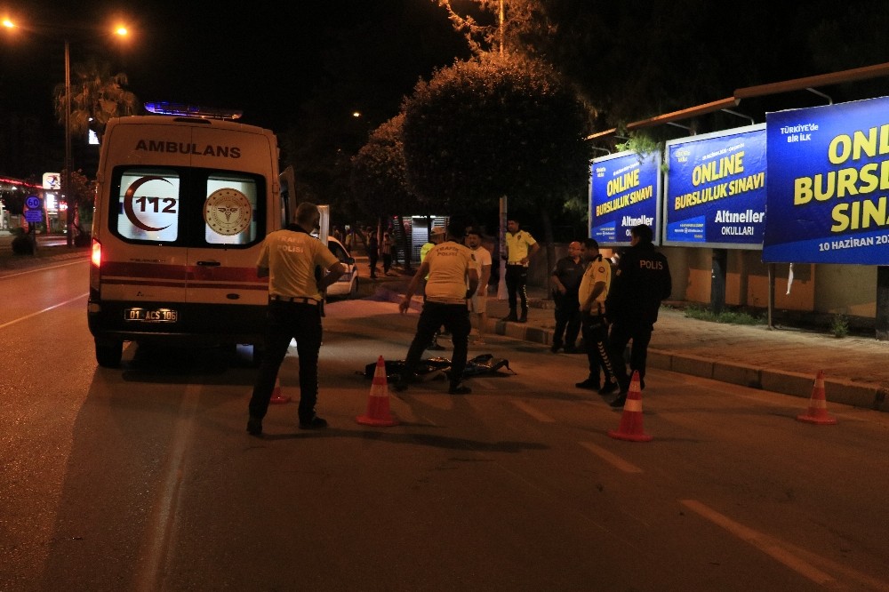 Motosikletten düşen sürücü sinyalizasyon direğine çarpıp öldü 