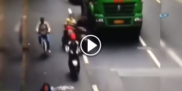 Motosikletten düşüp kamyonun altında kaldı