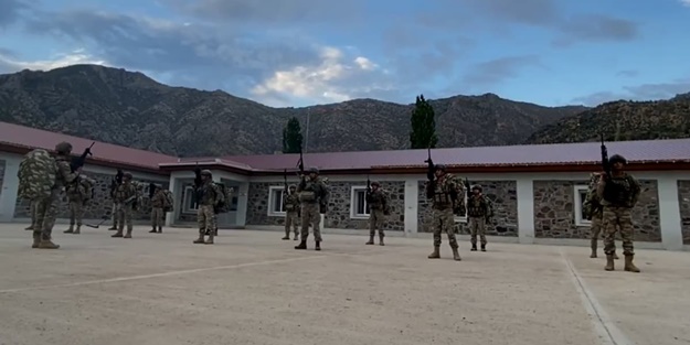 MSB görüntüleri paylaştı: Komandolarımız 40 kiloluk çantalarla operasyon için sınır ötesine geçti