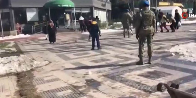 MSB görüntüleri paylaştı! Mehmetçik depremzede çocuklara moral oldu