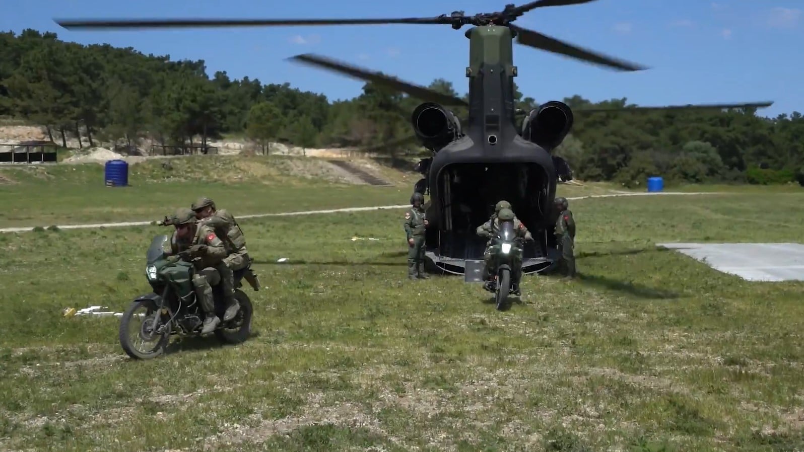 MSB paylaştı! Efes-2026'da helikopterle motosikletli eğitim