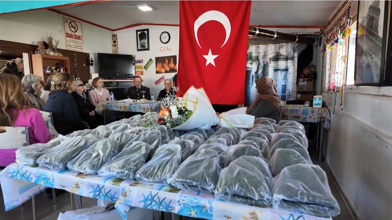 MSB paylaştı: Hayırseverlerin ördüğü bereler Mehmetçik'e teslim edildi