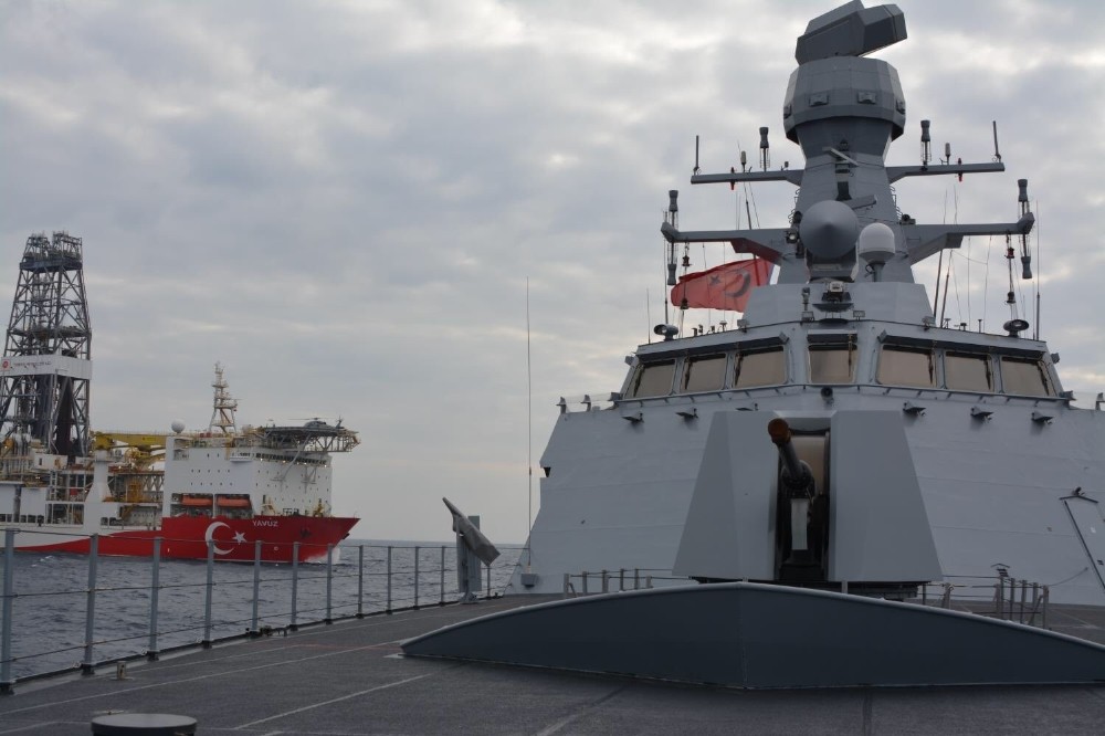 MSB: “Yavuz Sondaj Platformumuz ile ona refakat eden TCG BURGAZADA korvetimiz arasında helikopter ile sıhhi tahliye eğitimi icra edildi” 