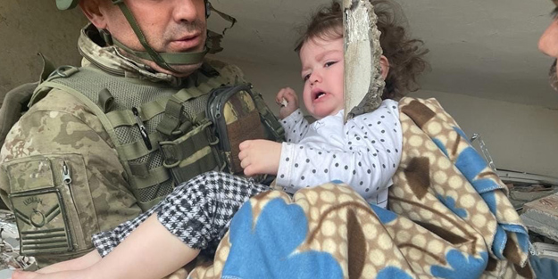 MSB'den sevindiren haber! Mehmetçik minik çocuğu enkazdan kurtardı