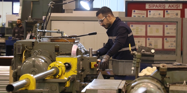 MSB'nin paraşüt üreten çalışanları depremzedeler için kolları sıvadı