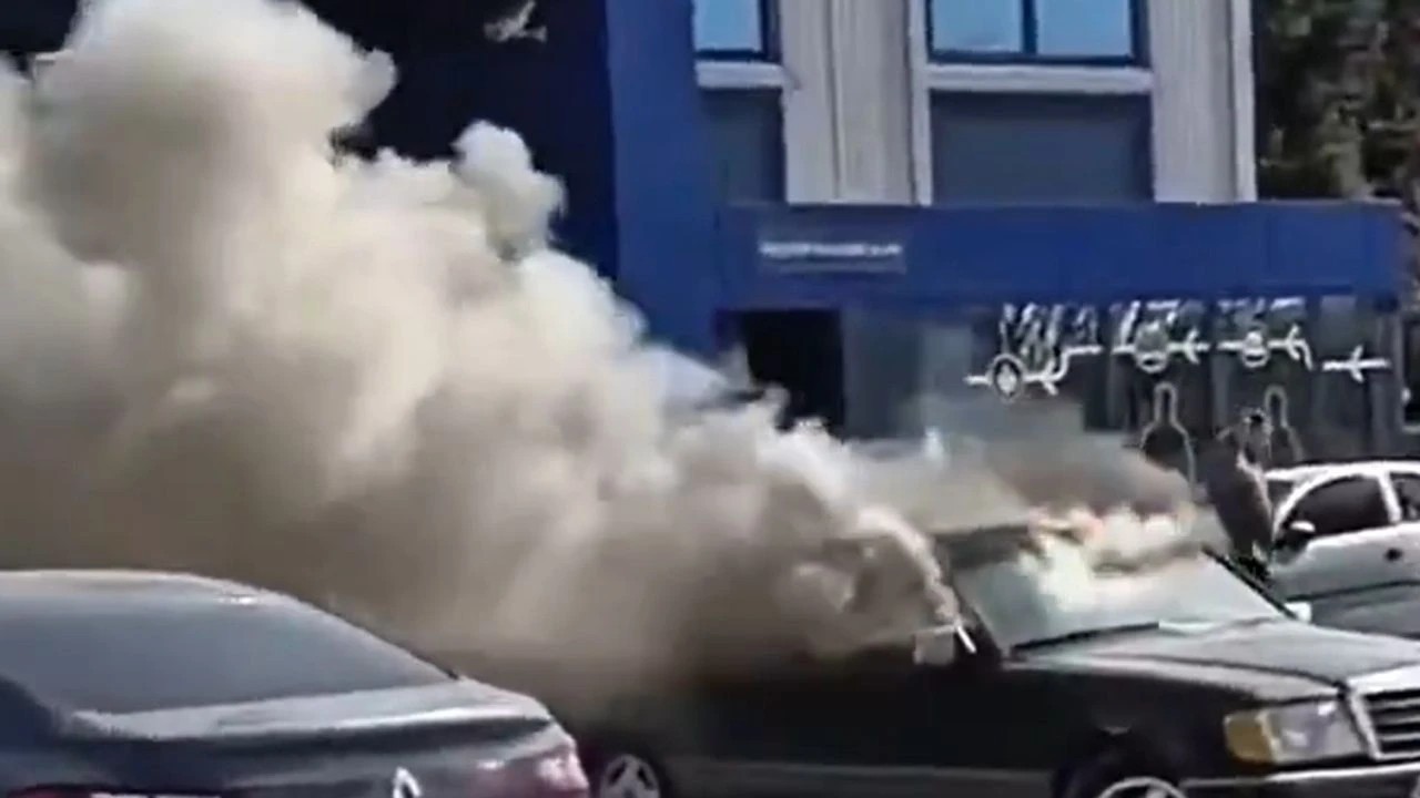 Muayeneden geçemeyen aracını ateşe verdi