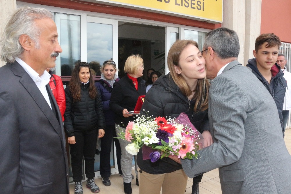 Muaythai sporcusu İlknur Kurt ödüllendirildi 