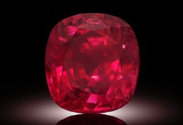 Mücevher müzayedesinde çifte rekor! 3.8 milyon dolara satıldı