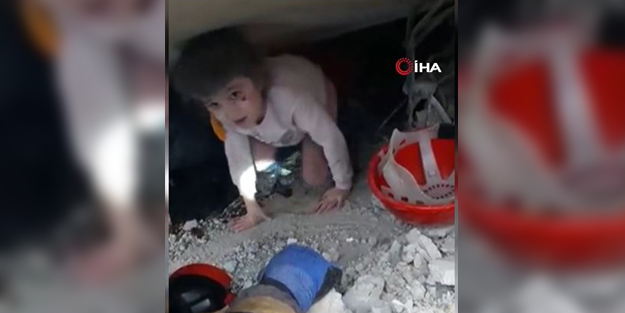Mucize kurtuluş anbean kaydedildi! Küçük kız enkaz altından böyle çıkartıldı