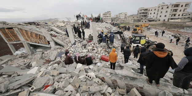 Müdahale edecek devlet bile yok... Suriye halkı bir başına enkaz altında!