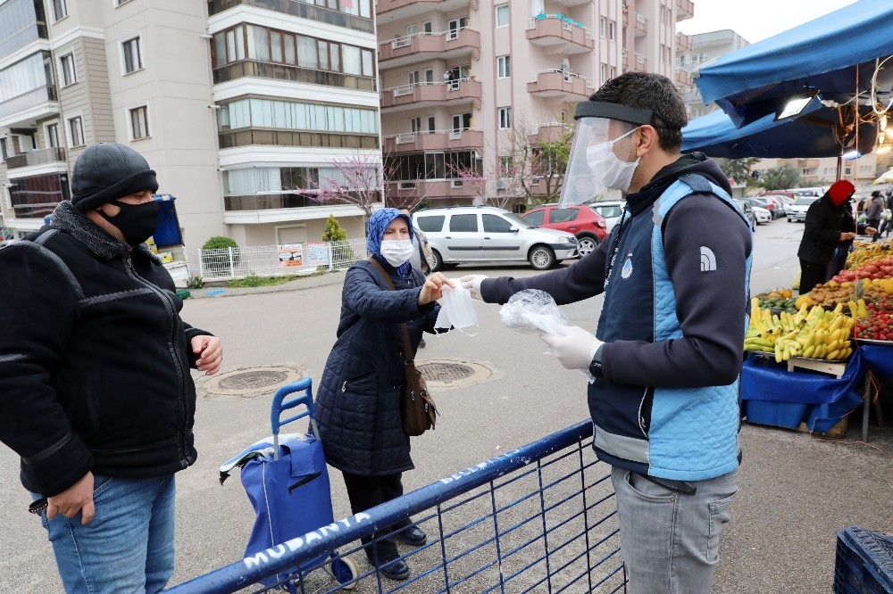 Mudanya Belediyesi pazarda maske dağıttı 