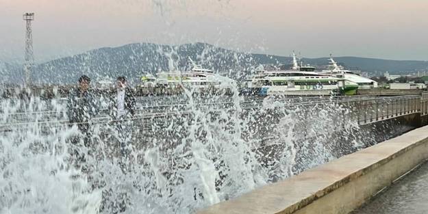 Mudanya'da fırtına! Seferler iptal edildi