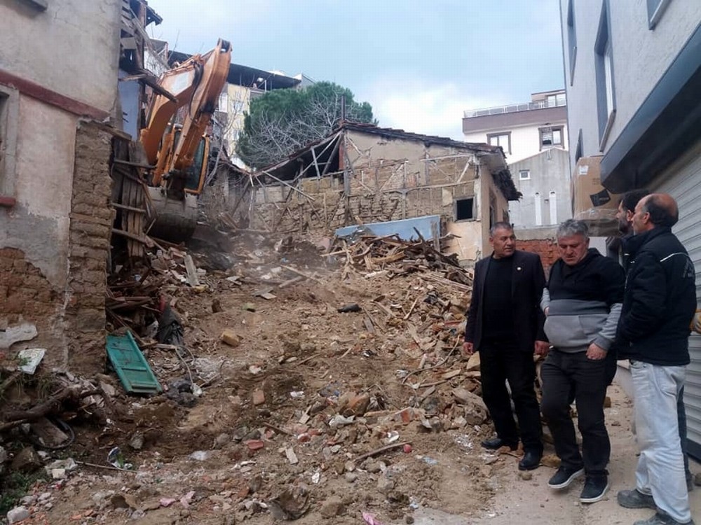 Mudanya’da metruk binalar yıkıldı 