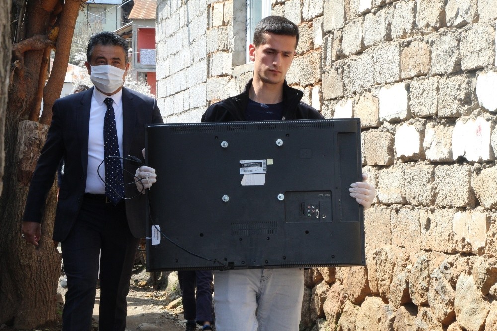 Müdür, 2 kardeşe eğitimden uzak kalmasın diye TV götürdü 