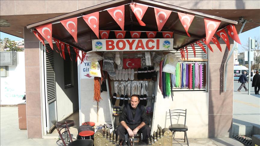 'Müdür ayakkabı boyuyor!'