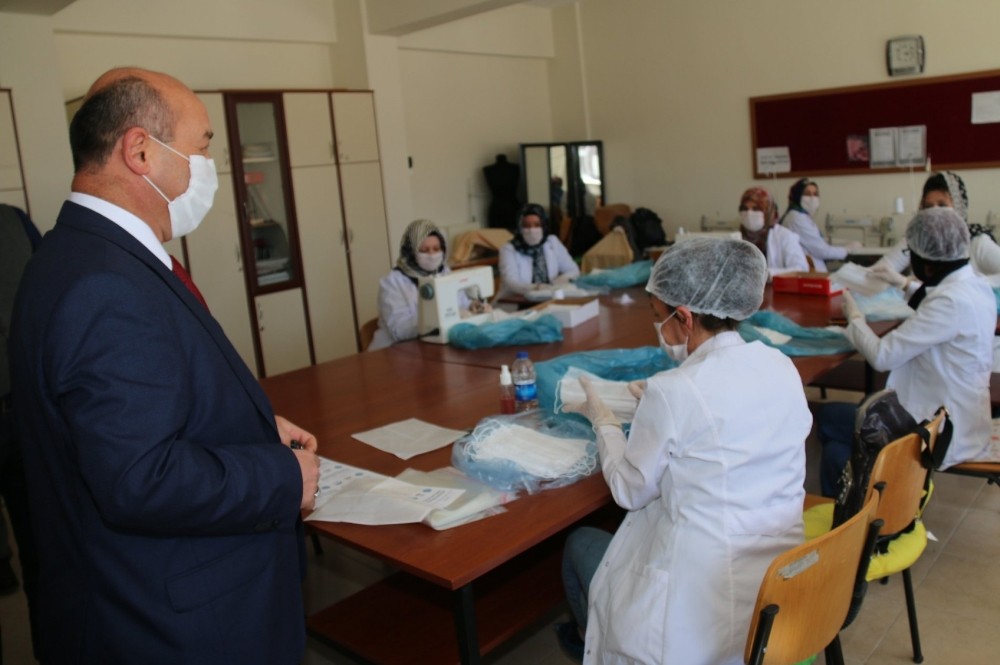 Müdür Başyiğit, maske üretim çalışmalarını inceledi 