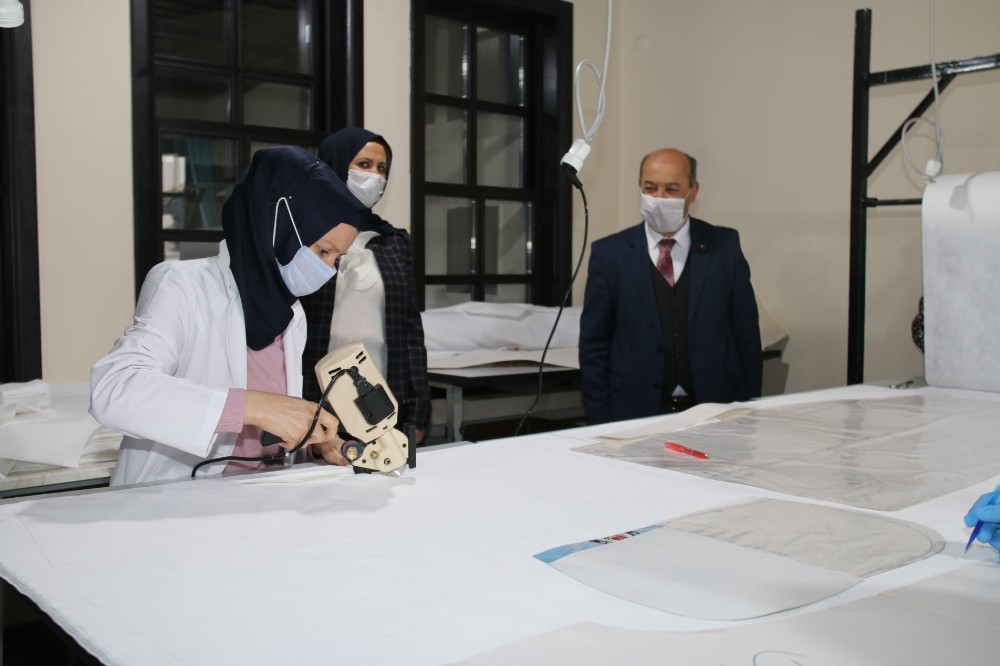 Müdür Başyiğit, tek kullanımlık tulum üretimini inceledi 