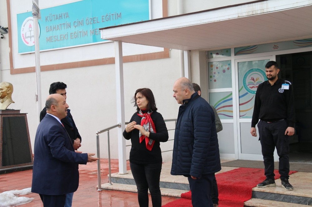 Müdür Başyiğit, yıkım kararı alınan okulda incelemelerde bulundu 