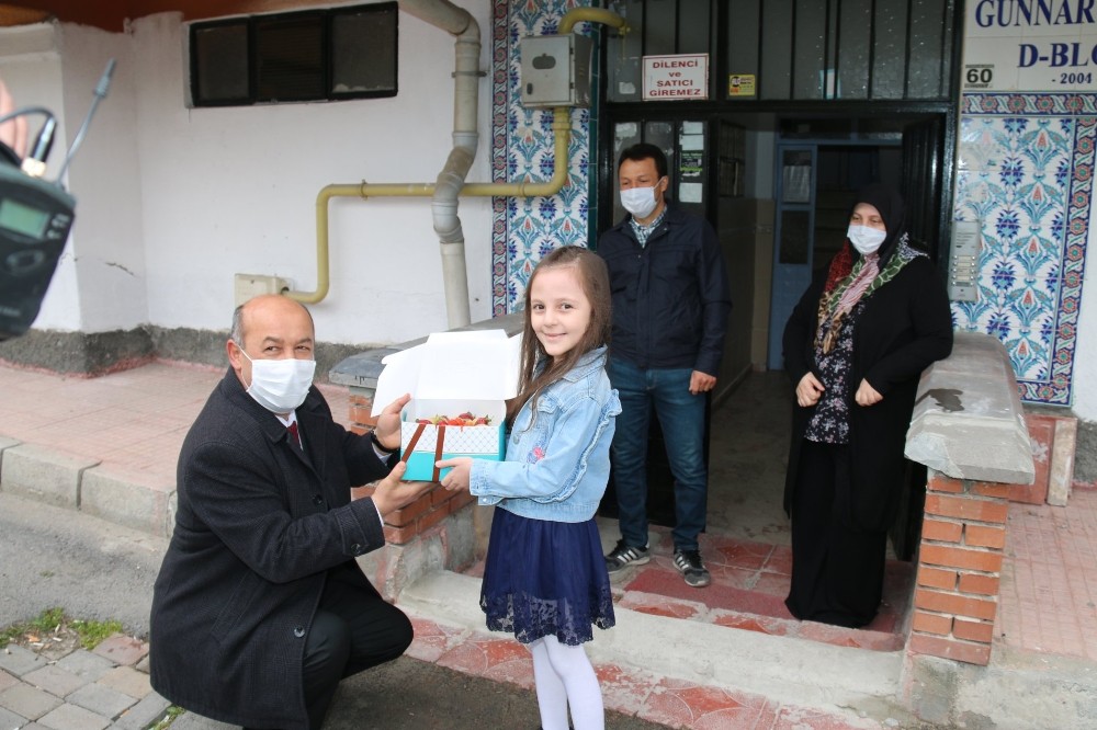 Müdür Başyiğit’ten 23 Nisan’da doğan öğrencilere doğum günü sürprizi 