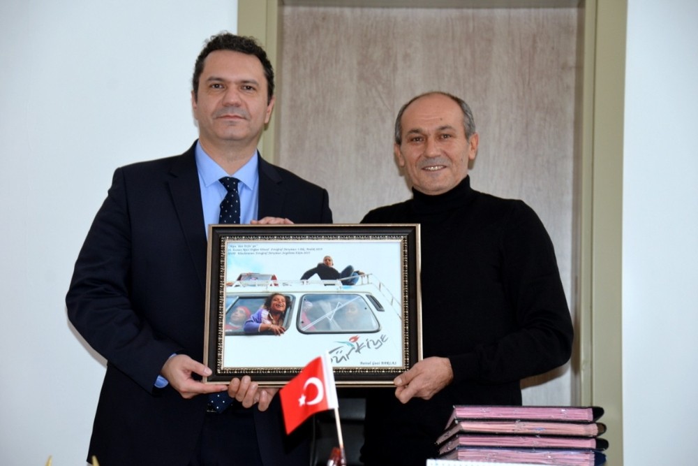 Müdür Bilge, fotoğraf yarışmasında ödül alan personeli tebrik etti 