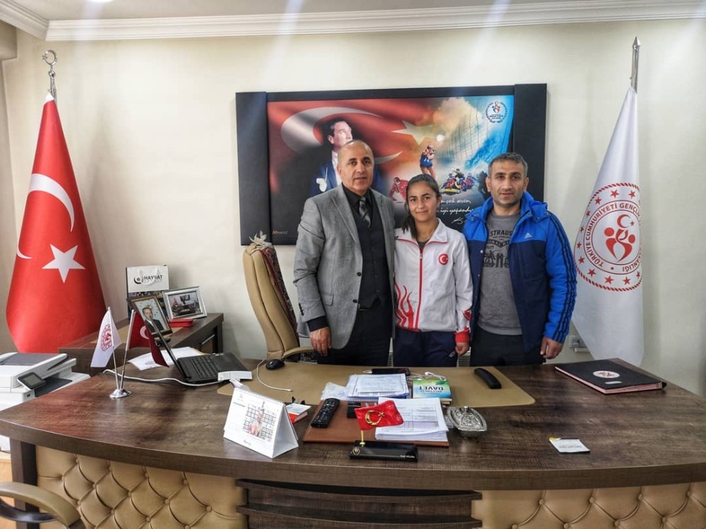 Müdür Güldal başarılı sporcuyu tebrik etti 
