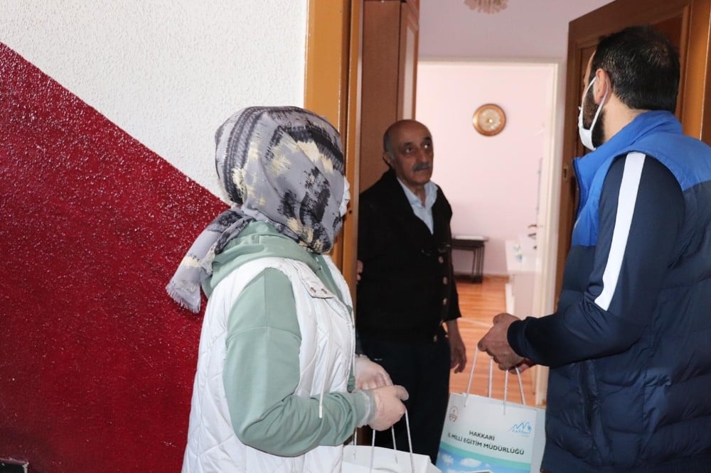 Müdür Gür emekli öğretmenlerle görüştü 