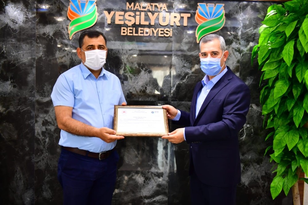 Müdür Onhan, sıfır atık belgesini Başkan Çınar’a takdim etti 