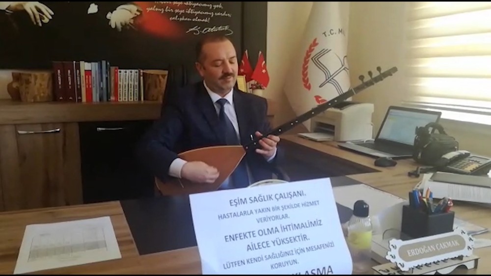 Müdürden ’dombra’ müzikli ’korona virüs’ şarkısı 
