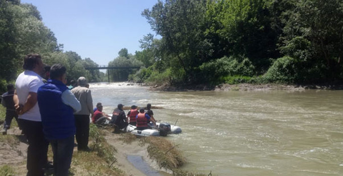 Mudurnu Çayı'na yüzmeye giren 2 kişi suda kayboldu