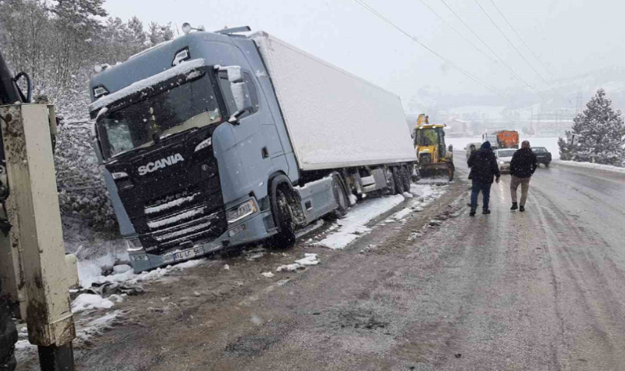 Mudurnu'da kamyon şarampole devrildi: 1 yaralı