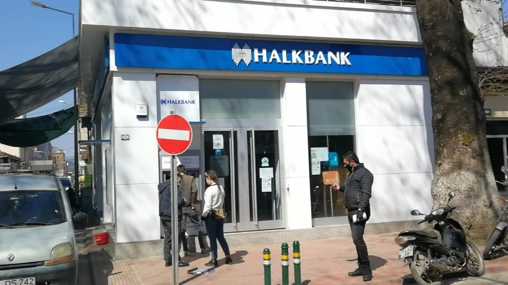 Müdürün testi pozitif çıktı, banka kapandı 