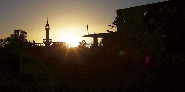 Müezzinin bombalara meydan okuyan sevdası