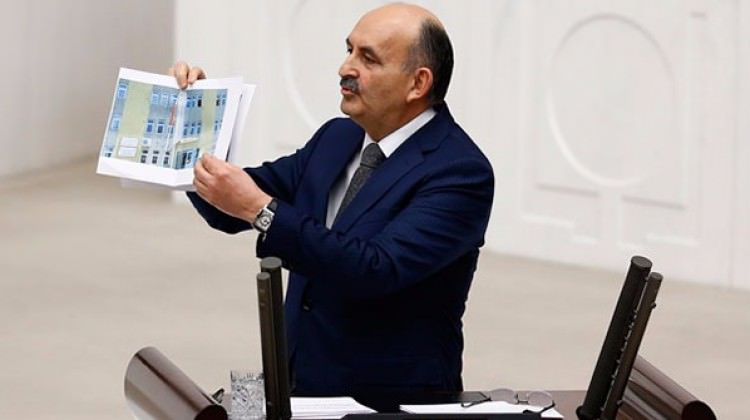 Müezzinoğlu: Bayrak indirildi paçavra asıldı