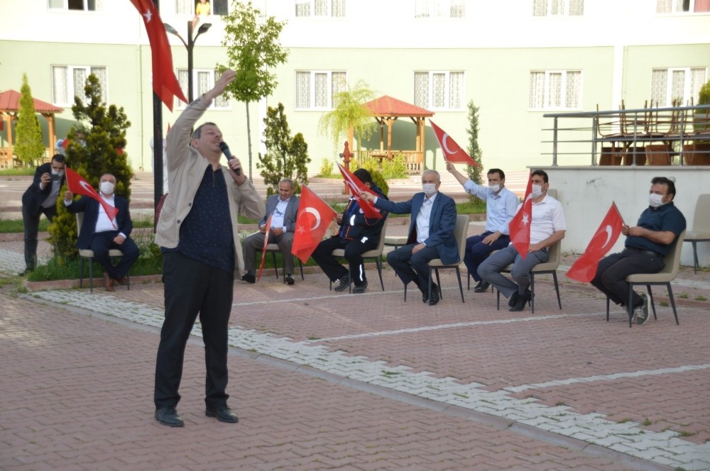 Müftü yardımcısından karantinadaki vatandaşlara konser 