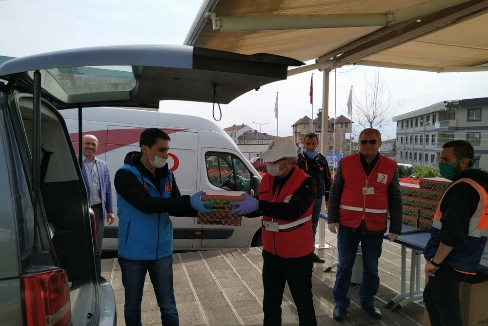 Müftülük, Diyanet Vakfı ve Kızılay’dan, KYK’da karantinada tutulan öğrencilere hediye paketi 