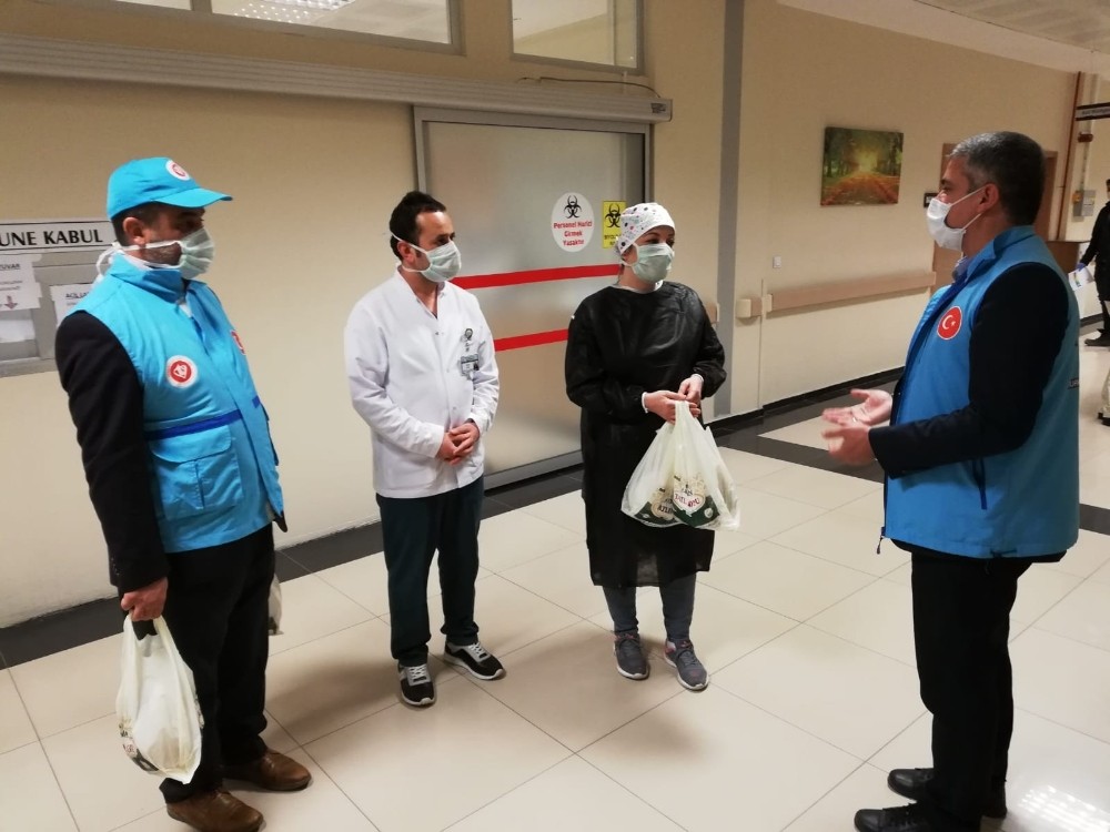 Müftülükten sağlık çalışanlarına tatlı ikramı 