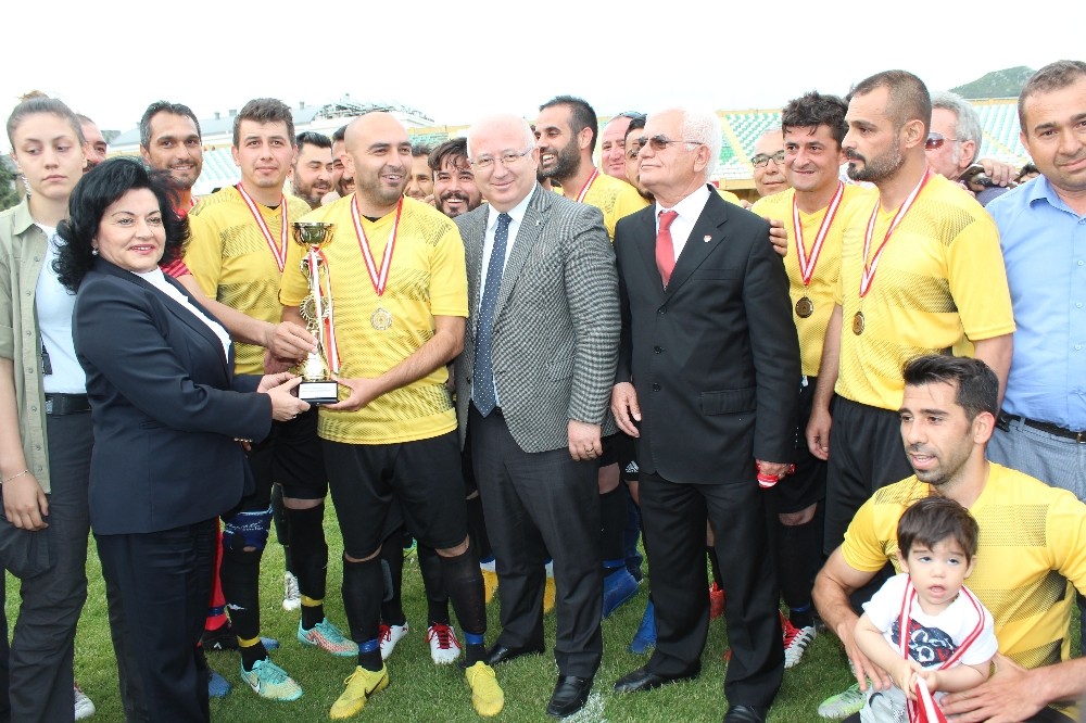 Muğla Valilik Kupası şampiyonu Esençayspor 